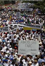 Hundredetusinder af mennesker gik på gaden i en række af Colombias større byer i juli for at demonstrere mod FARC, fordi oprørsgruppen havde dræbt 11 politikere, som de havde holdt i fangenskab i mere end fem år efter kidnapning. 