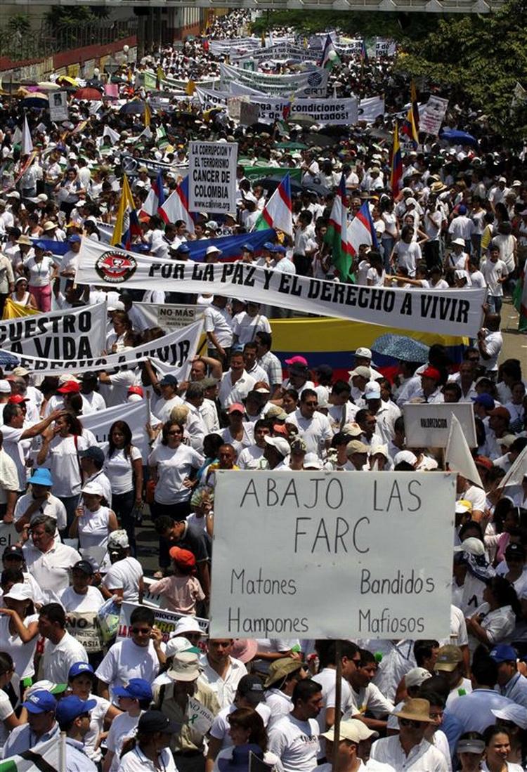 Hundredetusinder af mennesker gik på gaden i en række af Colombias større byer i juli for at demonstrere mod FARC, fordi oprørsgruppen havde dræbt 11 politikere, som de havde holdt i fangenskab i mere end fem år efter kidnapning. 