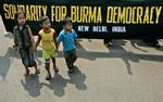 Tidligere i dag har der været støttedemonstrationer for oppositionen i Myanmar, her i New Delhi i Indien. 