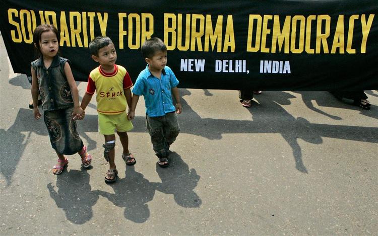 Tidligere i dag har der været støttedemonstrationer for oppositionen i Myanmar, her i New Delhi i Indien. 