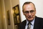 Den socialdemokratiske regionsformand Bent Hansen er forundret over Bendt Bendtsens trusler om at lukke regionerne. Ny kræftbehandling begynder mandag. 