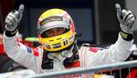 En glad Lewis Hamilton fejrer sin sejr. 