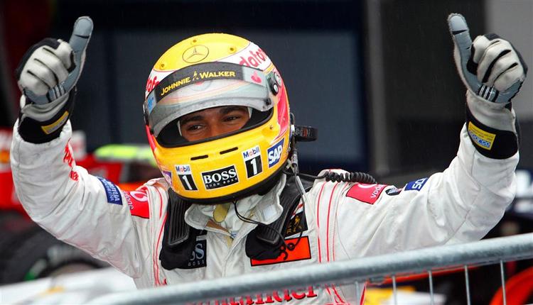 En glad Lewis Hamilton fejrer sin sejr. 