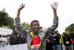 Gebrselassie hilser på tilskuerne før dagens løb. 