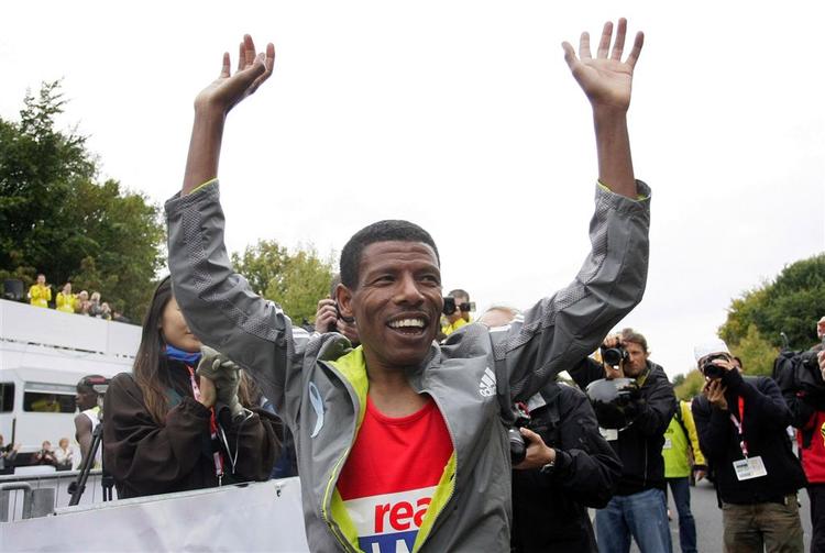 Gebrselassie hilser på tilskuerne før dagens løb. 