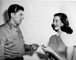 Miss Moneypenny-skuespillerinden Lois Maxwell fotograferet i 1947 med Ronald Reagan. 