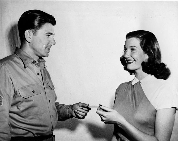 Miss Moneypenny-skuespillerinden Lois Maxwell fotograferet i 1947 med Ronald Reagan. 