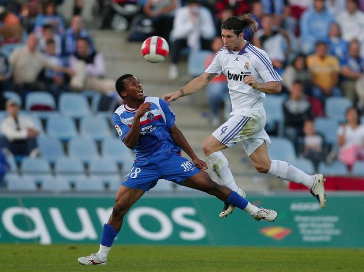 Sergio Ramos (th.) scorede Real Madrids sejrsmål, mens Ikechukgwu Uche var en af de Getafespillere, der ikke udnyttede de mange scoringschancer til hjemmeholdet. 