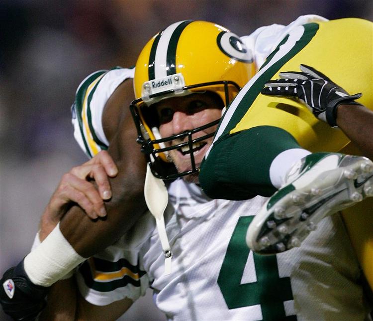 Quarterback hos Green Bay Packers, Brett Favre, bærer Greg Jennings efter karrierens 421. pasning til et touchdown. 