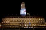 Tårnet på Christiansborg var hyllet ind i politiske budskaber og demo-invitation fra FOA ungdom til aften. 