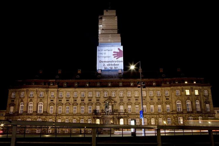 Tårnet på Christiansborg var hyllet ind i politiske budskaber og demo-invitation fra FOA ungdom til aften. 