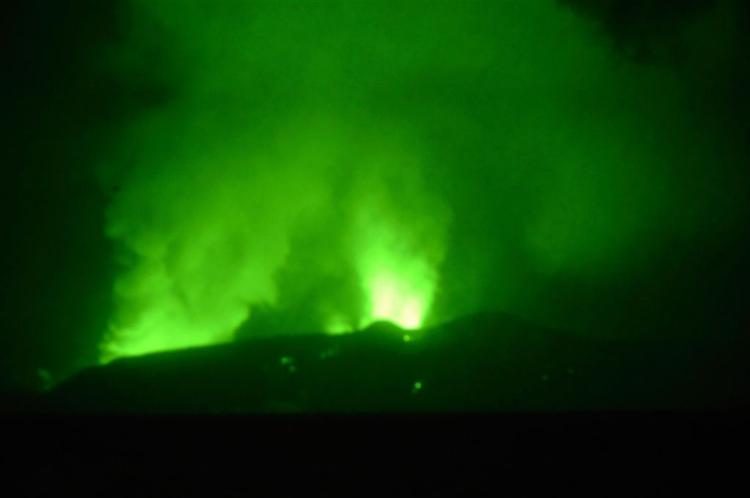Minst ni mennesker savnes efter et vulkanudbrud på en ø ud for Jemens Kyst. 