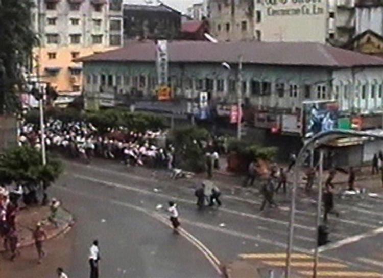 Her ses, hvordan den japanske fotograf Kenji Nagai (i midten af billedet) blev skudt på åben gade under en demonstration i Yangon. 