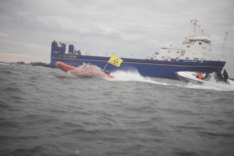 Det svenske frømandskorps har stoppet en greenpeace-aktion i dag ved at borde aktivisternes gummibåde. 