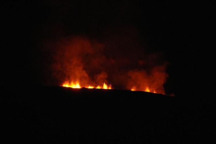 Skibe leder efter ni forsvundne soldater, efter et kraftigt vulkanudbrud på øen Jazirt Atta-Ir. 