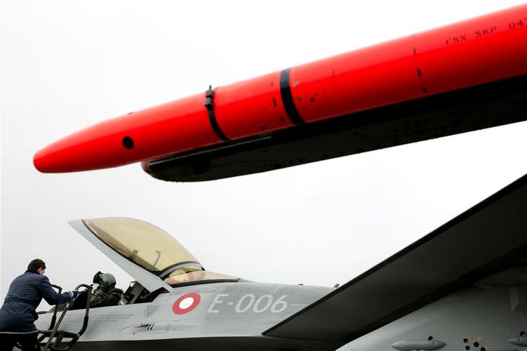 De omkring 50 F 16-fly i det danske forsvar skal skiftes ud i løbet af de kommende år. Men til hvad? 