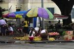 Det kinesiske nyhedsbureau Xinhua har udsendt dette foto af folk, der er på frugtmarked i hovedbyen Yangon. 