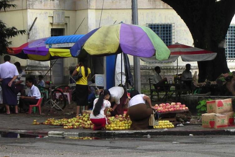 Det kinesiske nyhedsbureau Xinhua har udsendt dette foto af folk, der er på frugtmarked i hovedbyen Yangon. 