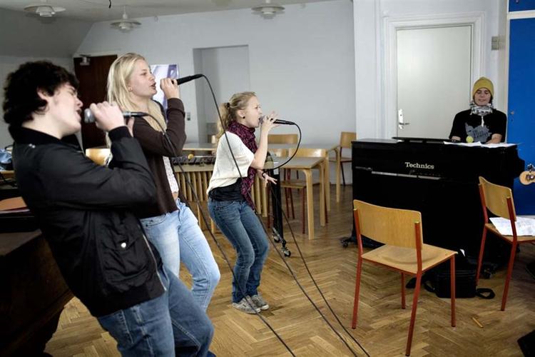 2.g'erne fra Ingrid Jespersens Gymnasieskole øver sig på slagsange inden dagens demonstrationer. 
