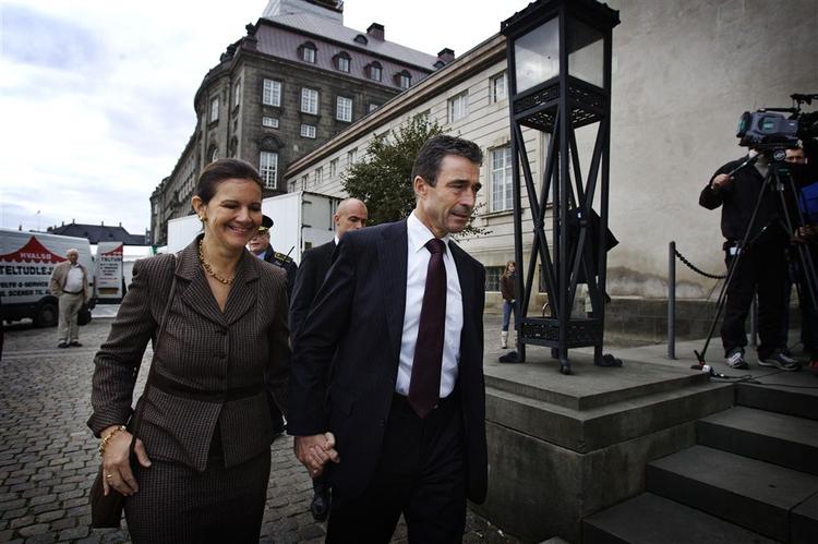 Statsminister Anders Fogh Rasmussen og fru Anne-Mette ankommer til morgenens gudstjeneste for Folketingets medlemmer. 