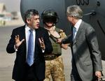 Den britiske premierminister, Gordon Brown (til venstre), ses her i selskab med den britiske ambassadør i Irak, Christopher Prentice (til højre). Her afventer de en helikopter, der skal bringe dem til Den Grønne Zone i Bagdad. 