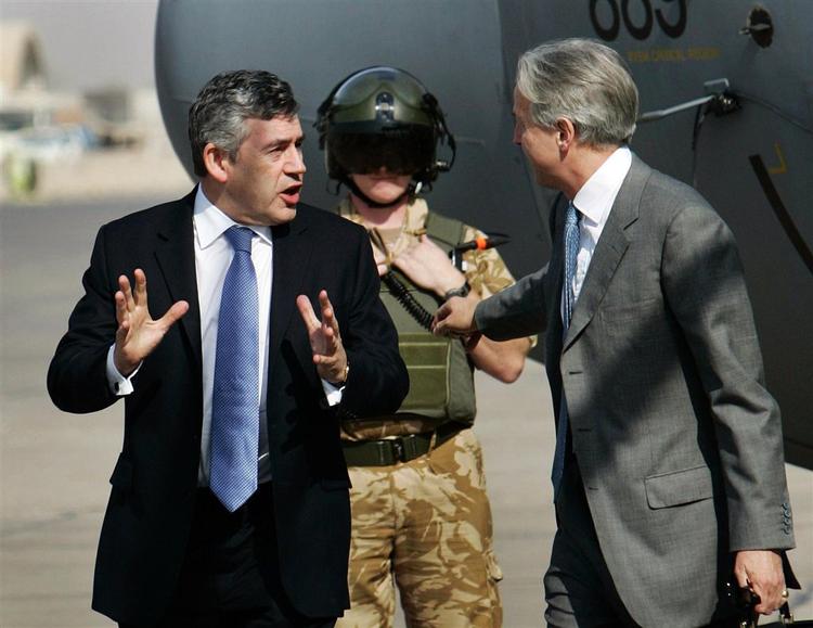 Den britiske premierminister, Gordon Brown (til venstre), ses her i selskab med den britiske ambassadør i Irak, Christopher Prentice (til højre). Her afventer de en helikopter, der skal bringe dem til Den Grønne Zone i Bagdad. 