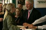 Clinton i lyserødt slips og højt humør. 