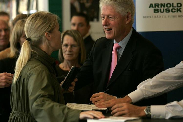 Clinton i lyserødt slips og højt humør. 