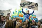 Flere demonstranter er på vej til Christiansborg. 
