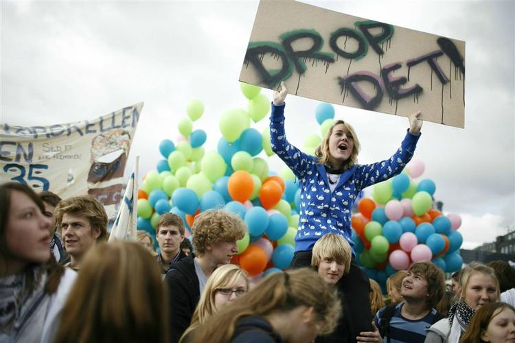 Flere demonstranter er på vej til Christiansborg. 