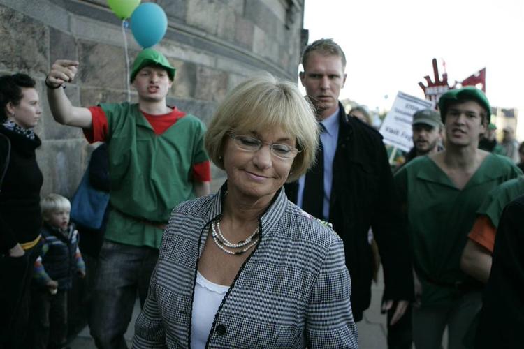 Pia Kjærsgaards sikkerhedsvagter mente, at demonstranter opførte sig så truende over for Pia Kjærsgaard, at de besluttede at hun skulle inden for Christiansborgs mure igen. 