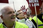 Polianklager Per Nørgaard blev først udstyret med neon-gul vest ligesom sine andre kollegaer, da politiforbundets demonstration nåede til Christiansborg Slotsplads. 