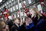 Stemmerne blev skrålet hæse blandt flere af demonstranterne, der var mødt op ude foran Christiansborg. 