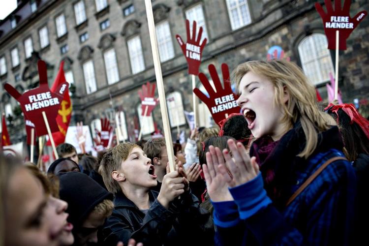 Stemmerne blev skrålet hæse blandt flere af demonstranterne, der var mødt op ude foran Christiansborg. 