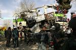 Afghansk militær rydder op efter en selvmordsbomber i Kabul i går tirsdag. 