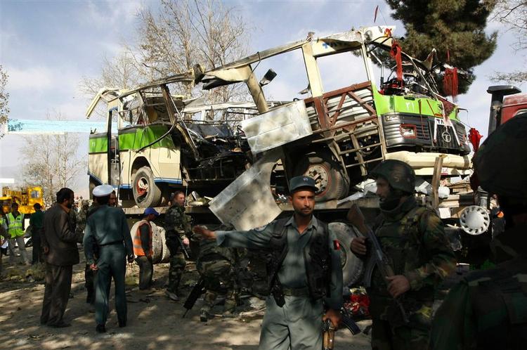 Afghansk militær rydder op efter en selvmordsbomber i Kabul i går tirsdag. 