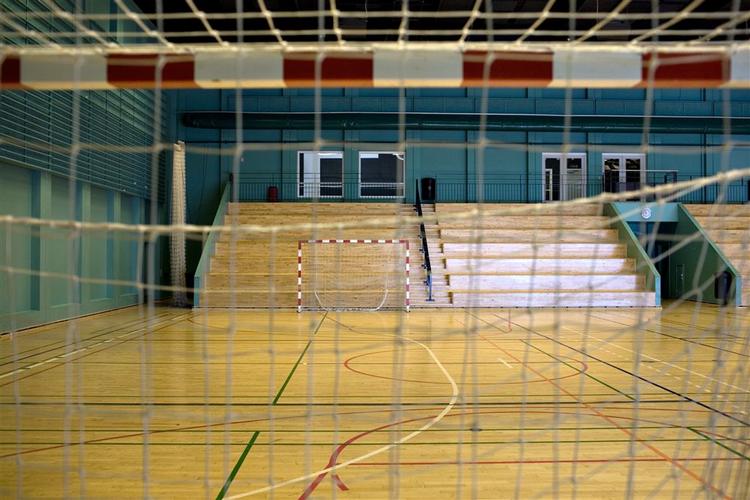 En ny kampagne opfordrer sportshallernes ledelser til at droppe rygning i rygerum og udenfor på sportsarealerne, selv om det er lovligt. 