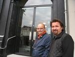Anders Houmann og Torben Olsen (til højre) foran deres nye restaurant, Fiat. 