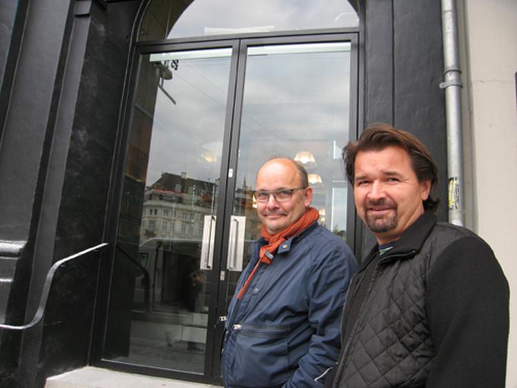 Anders Houmann og Torben Olsen (til højre) foran deres nye restaurant, Fiat. 