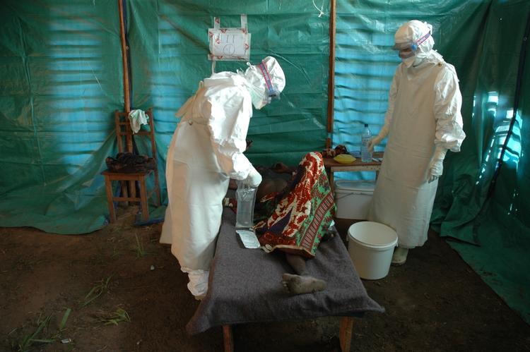 Ebola er ekstremt smitsom og dødelig i op mod 90 procent af smittetilfældene. Lægerne beskytter sig derfor med heldragter, masker og beskyttelsesbriller. 