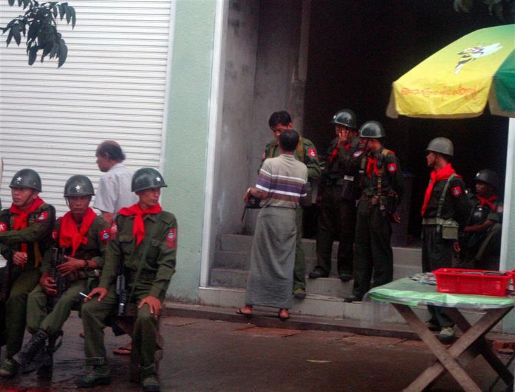 Stemningen er spændt i Myanmar, hvor der nu er rapporter om natlige masse-anholdelser. 