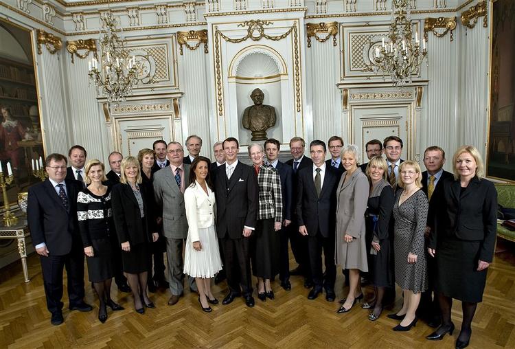 Det første officielle billede af Marie Cavallier, hvor hun er sammen med regeringen og regentparret efter mødet i statsrådet. Her fik Marie Cavallier og prins Joachim samtykke til, at de kan gifte sig. 