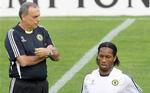 Manager Avram Grant og angriberen Didier Drogba under tirsdagens afsluttende træning. 