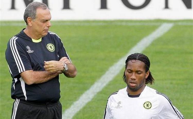 Manager Avram Grant og angriberen Didier Drogba under tirsdagens afsluttende træning. 