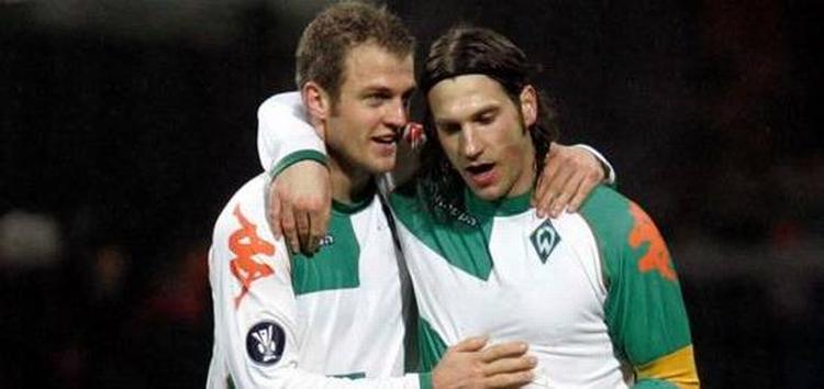 Daniel Jensens plads i Bremens startopstilling er truet fordi midtbanestyrmanden Torsten Frings (t.h.) er klar igen efter en længere periode med skader. 