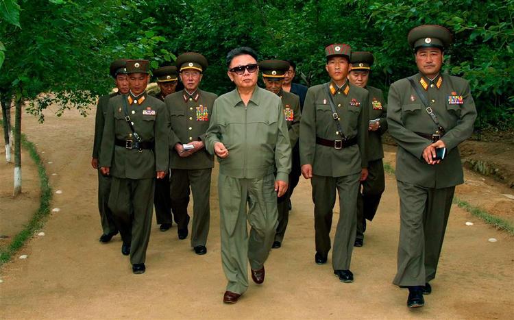 Nordkoreas leder, Kim Jong-il, er gået med til en aftale, der betyder, at Nordkorea lægger alle oplysninger om sit atomprogram på bordet og samtidig lukker endeligt ned for sit største atomanlæg senest nytårsaften 
