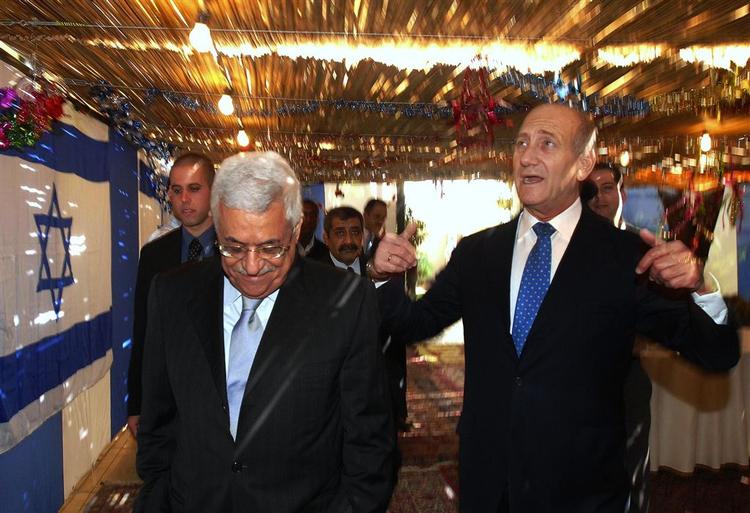 Israels premierminister Ehud Olmert og Palæstinas præsident Mahmoud Abbas mødtes i Jerusalem for at snakke om fred, mens otte mistede livet i et nyt angreb i Gaza. 