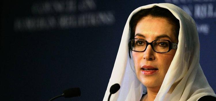 Den forhenværende premierminister Benazir Bhutto kan få amnesti, hvis hun vender tilbage til Pakistan. 