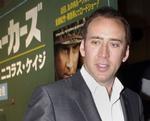 Den amerikanske skuespiller Nicolas Cage gjorde en usædvanlig fangst i sin have: En mand iklædt bar røv og læderjakke. 