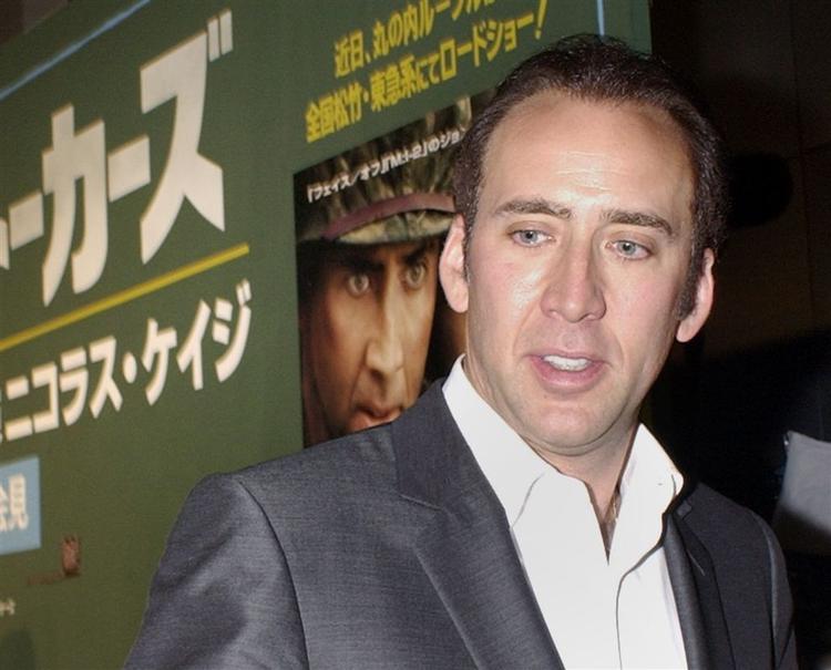 Den amerikanske skuespiller Nicolas Cage gjorde en usædvanlig fangst i sin have: En mand iklædt bar røv og læderjakke. 